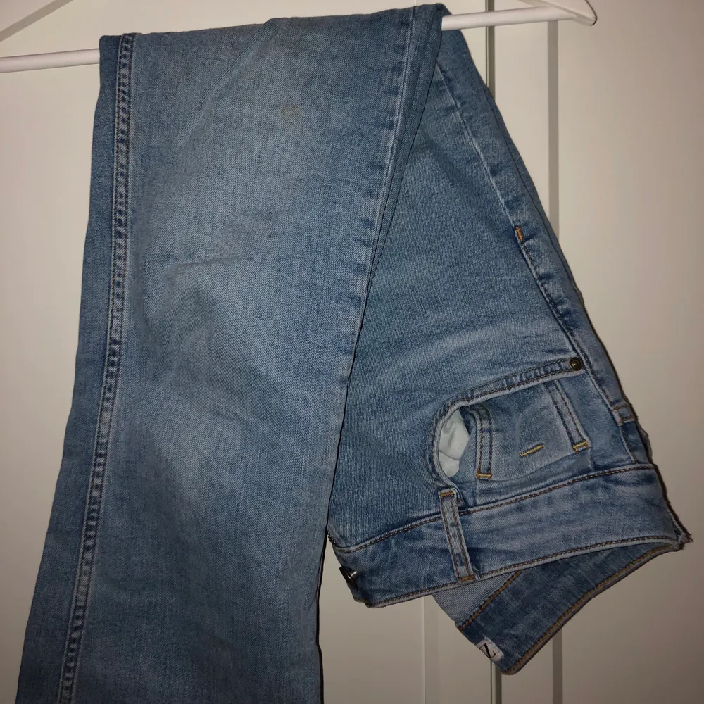 Ljusa jeans från zara i storlek 36 i utsvängd modell. Använda ett par gånger, men tyvärr försmå nu. Nypris: 600 kr men säljer för 150, priset går att diskutera vid intresse:) . Jeans & Byxor.