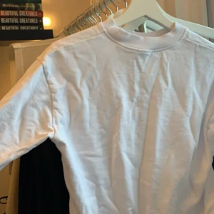 Sweatshirt  - Vit tröja från nakd, inprincip helt ny och knappt använd. Säljer då jag har för mycket kläder och måste rensa. Frakt tillkommer på 50kr ☺️ skriv vid intresse eller frågor 