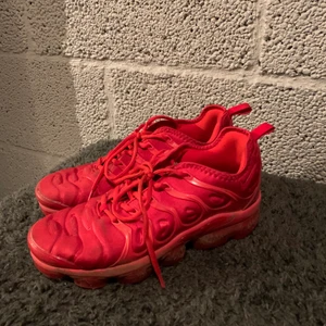 Nike Vapormax - Nike Vapormax i strl 44. Skick-7/10. Skorna kommer få en uppputsning innan de skickas. Nypris på 1400kr.             Bud från 0kr eller köp nu för 300kr. Köparna står för frakten på 50kr.