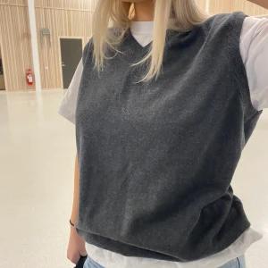 Stickad väst - INTRESSEKOLL på en väst som jag köpt här på Plick, endast använd en gång. Jättefin grå färg. Storlek XL men passar allt från xs-l. 🥰 säljer endast vid bra bud 