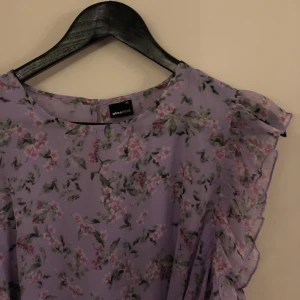 Blommig klänning  - Blommig klänning från gina. Strl S