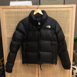 The North Face Retro Nuptse 1996 - INTRESSEKOLL. Funderar på att sälja min tnf puffjacka, storlek xs och är i väldigt bra skick. Buda från 1000kr.  Avslutas på Fredag 18.00 27/11   HÖGSTA BUD: 2050