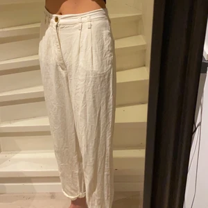 Vita linnebyxor från Zara - Jättefina vita linnebyxor i kostymform. 🥳 Bra skick och inte genomskinliga. Storlek S, normal i passformen. Köparen står för frakten men kan även möta upp i närheten 💘
