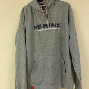 Mörkgrå Hoodie - Mörkgrå hoodie, jättemysig! Använd ett fåtal gånger. 