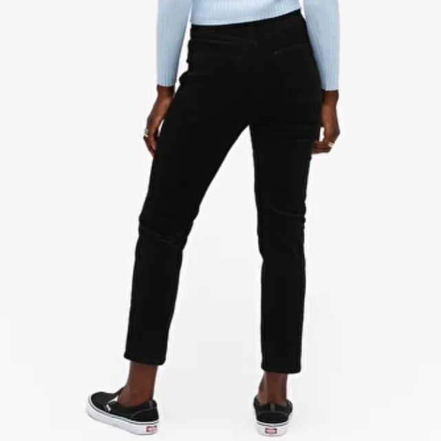 Superfina manchester byxor från monki, aldrig använda! Köpta för 300kr passar xs-m beroende på hur man vill att de ska sitta🤍. Jeans & Byxor.