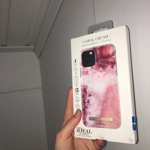 Ideal of sweden mobilskal - Ett mobilskal för iPhone 11 PRO, aldrig använt. Köpt för 400kr säljer för 40kr, köpare står för frakten 44kr eller 22kr. 