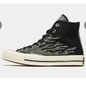Converse  - Säljer mina helt oanvända as coola chuck taylor all star 70s. Köpa för 1000kr. Tveka inte på att höra av er vid frågor eller funderingar! 💗💗