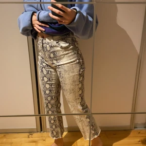 Ankelbyxor från Vero Moda - Fina byxor i ormmönster. De har endast använts 2 gånger och är i storlek XS/32! Frakten betalar köparen själv🧚🏻🧚🏻