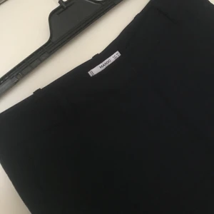 Kostymbyxor från Mango  - Super snygga raka kostymbyxor i väldigt mörkblå färg. Använda 1 gång bara så absolut nyskick.  Köpta för 399kr, säljer för endast 95kr. ❤️