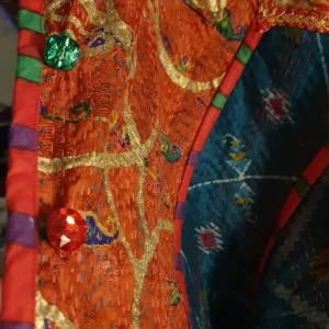 Tanja kisker NJS design - Tanjaunlimited.se Nehru jacket silke jacka en i sitt slag rymlig storlek står ej men omkring xl - .. Silkes tunn jacka används på både in o ut sidan vacker. Köparen står för frakten 