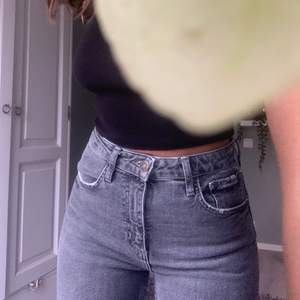 Snygga grå ”Hi rise slim fit” jeans från Zara, nästintill aldrig använda! 🤍 Köpta för 359kr, säljer för 189kr eller bud. Kan mötas upp eller skicka (+frakt då!) 🤍 