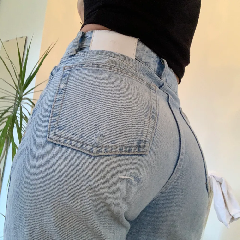 Jättefina raka croppade jeans från zara med slitning på rumpan. Jag är 167cm och längden är perfekt på mig :). Jeans & Byxor.