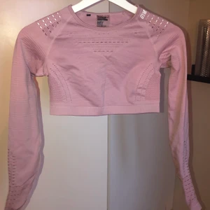 Gymshark flawless knit croptop - 2år gammal gymshark topp, knappt använd. Sitter som en normal S.