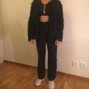 Faux Fur jacket - Svart fake päls jacka. Passar S och XS. Väldigt bekväm.