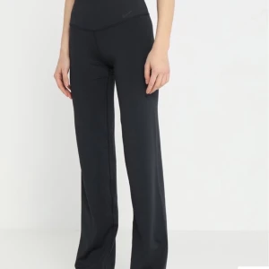 Nike  - Utsvängda träningsbyxor från Nike i storlek S. Säljer pga kommer ej till användning. Inte alls mycket använda dom är som nya❤️❤️ frakten är 55kr 