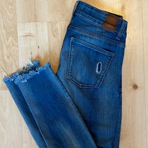 Zara jeans storlek 36 - Köpt 2 år sedan men sparsamt använda, de har slitningar (som är producerade så) i knät, uppe vid låret lite och sedan bakfickan. Mjukt material och passar en S.