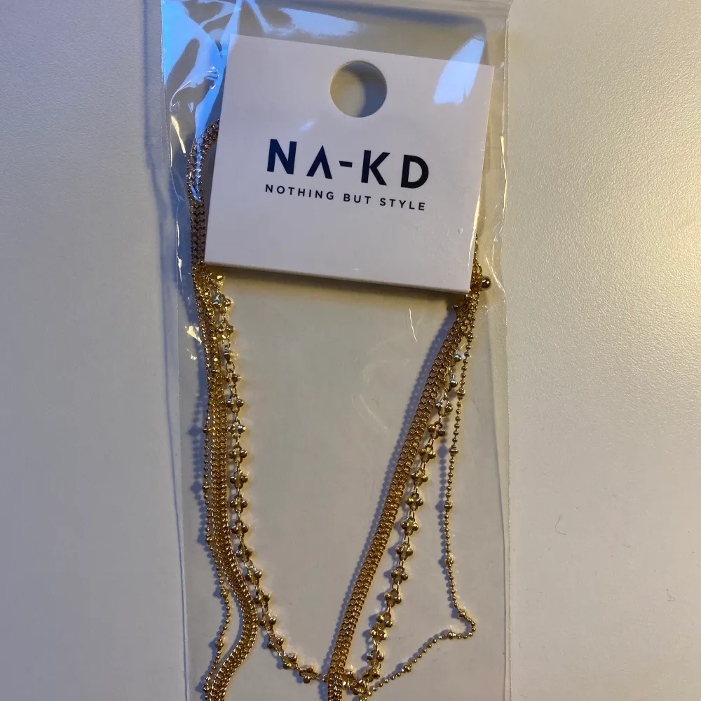 3 separata halsband från NaKd, menade att bäras tillsammans. Aldrig öppnade, säljs inte längre. Accessoarer.