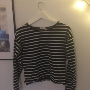 Randig tröja  - Fin randig långärmad tröja från Cubus i storlek XS. gott skick