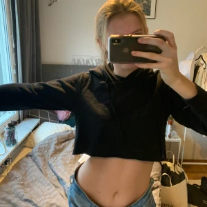 Croppad hoodie  - Croppad svart hoodie från Bikbok. Köparen står för frakten 