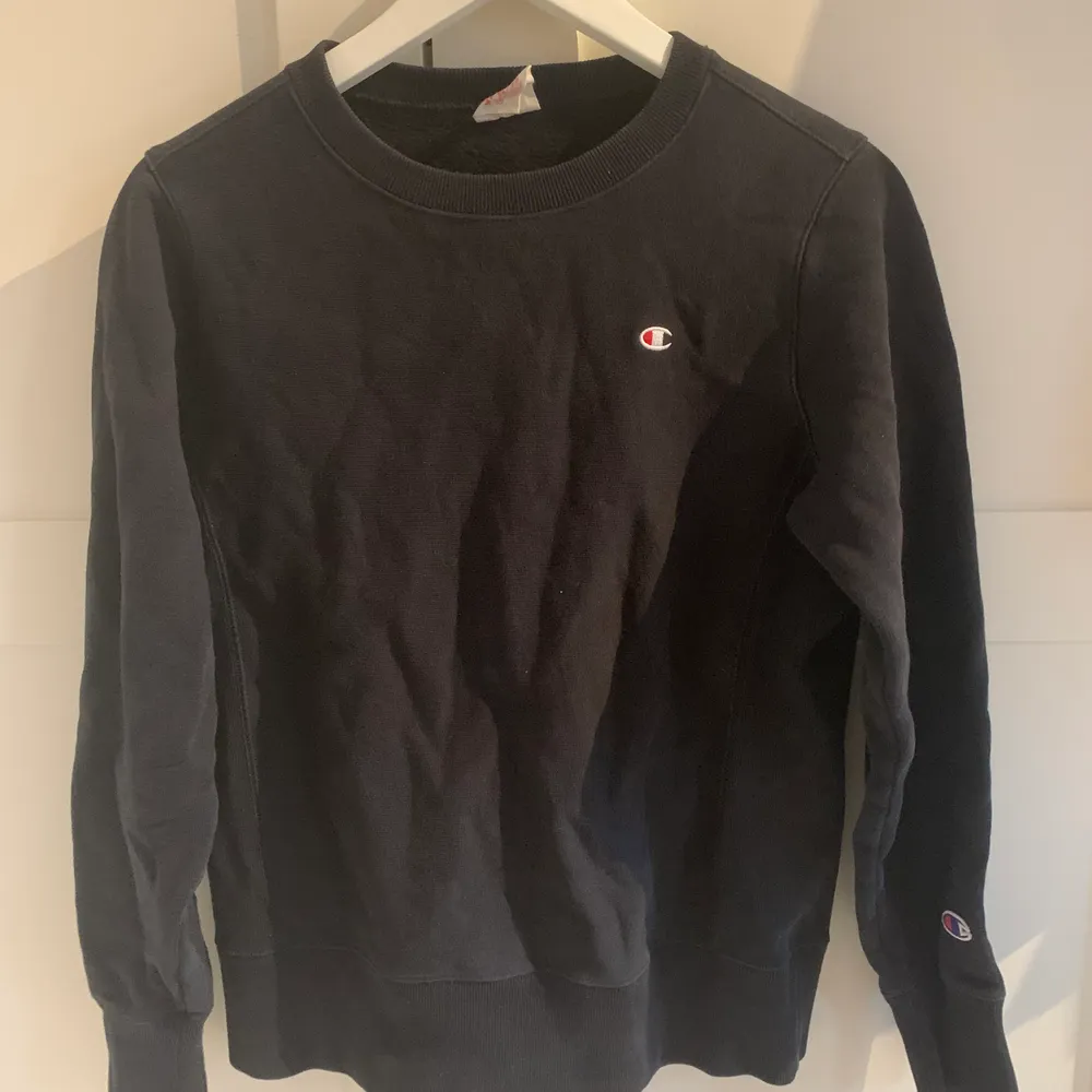 Svart champion sweatshirt. Bra skick. Köparen står för frakten. . Tröjor & Koftor.