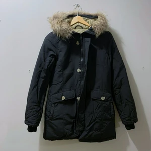 SVEA Dunjacka - Dunjacka från Svea, modell Smith. En trasig knapp, se bild, annars fint skick! Svart. Nypris ca 2700.-