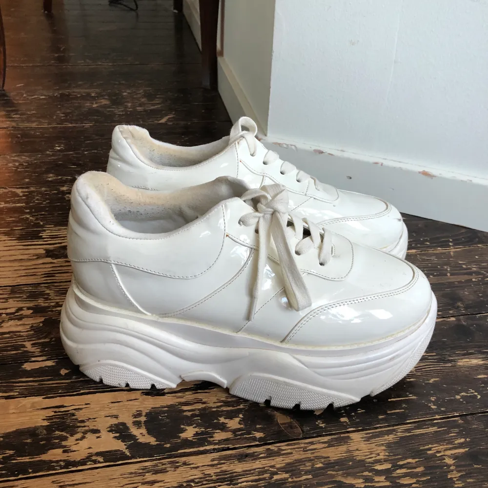 Vita sneakers i stl 39, knappt använda o är i fint skick, lite smuts på framsidan som ni ser på andra bilden! Köparen står för frakten<3. Skor.