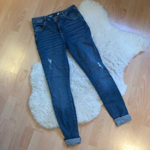 Blåa jeans - Basic blåa, högmidjade skinny jeans i storlek 44💗 De är riktigt gamla och jag hittade inte vart dem va ifrån därav finns det bara en bild men skriv gärna ifall du vill ha fler bilder! Frakt runt 45 kronor.