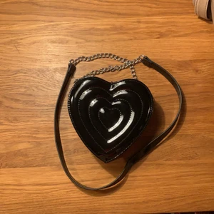 Hjärt formad väska - Fin helt oanvänd väska från Monki.