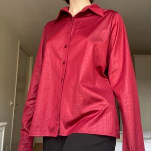 Supersnygg röd skjorta i lite silkesinspirerat material. Skön och passar till det mesta! Köpt secondhand. Säljer på grund av att den tyvärr inte kommer till användning. Köparen står för frakten 🌟