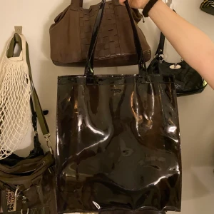 Genomskinlig söt väska - Svart/ Genomskinlig väska, perfekt storlek för att ta me sig dator o kläder. Köpt i Danmark