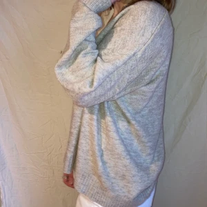 Stickad tröja  - V ringad stickad tröja från H&M.