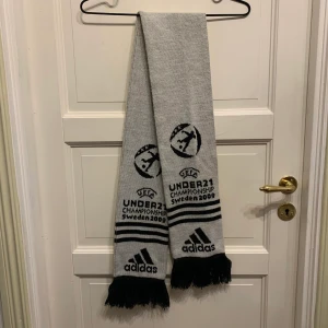 Adidas halsduk - adidas halsduk köpt på Emmaus för ett år sen typ. Knappt använt den! Bra skick