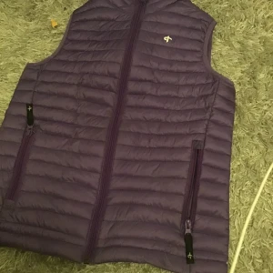 Väst - Fin väst, inte jätte stor storlek men den är oversise, lila, söt, köperen står för frakt.