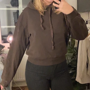 Hoodie från nakd - Brun Myshoodie köpt på NAKD, aldrig använd💕 