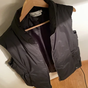Stone Island Väst - Stone Island Väst, använd 1-2 ggr, finns luva till också. Väldigt fin.
