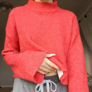Tröja - Säljer en jätte fin stickad tröja som är lite croppad och har vida armar🥰använde vid ett tillfällen förra julen men annars har ja inte använt den. Frakt ingår inte men då du vissa intresse tar ja reda på en rimlig fraktsumma 🥰