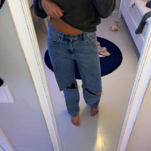 Ett par baggy jeans från weekday. Dom är i modellen Rail och i storleken W26L32. Dom är stora i låren och går ihop i midjan. Jag har klippt hål i båda knäna och tyckte att de då fick bättre passform. Dom är tyvärr för stora för mig både i storleken och i modellen.