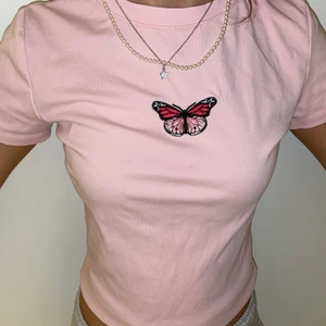 Baby-Tee!!!!🧿 - Använd fåtals gånger, Supersöt och trendig!  <3 💗 DM för frågor eller fler bilder! [Modellen på bilden är xs]