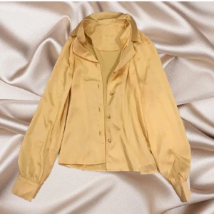 Gul skjorta - Gul skjorta i satinmaterial😍 storlek s