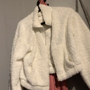 Teddykofta från Nelly  - Detta är världens skönaste och mysigaste, även finaste kofta! Den går lätt att styla och även vara bekväm. Pris kan som alltid diskuteras och skriv bara vid intresse <3