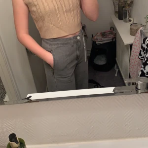 Nya jeans st 29 - Måste tyvärr sälja mina helt nya med lapp och allt kvar jeans från Shein för de är för långa i benen men perfekta i midjan:/ de skulle passa för någon över 170! Köpte de för 299 men säljer från ett start bud på 120 de är mer grå i värkligheten och en finare färg❤️ Pris kan självklart diskuteras 