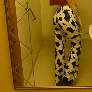 🐮-byxor! - Säljer dessa byxor med ko-mönster från Shein! Använda 1 gång