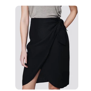 Söker! - Söker denna omlottkjol i linnematerial från Cubus fast i beige färg! 