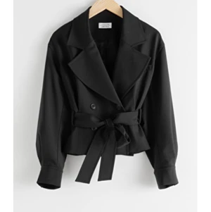 Trench jacket  - Oanvänd, skit snygg trench coat från & other stories. Säljes pga för stor för mig. Den säljs i butik och online nu för 1300, jag säljer för 799. Fraktkostnad tillkommer om du inte vill möta upp 