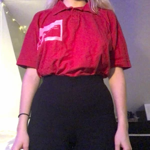 Piké med tryck  - Pikétröja med egengjort tryck, tröjan köpt secondhand men är i nyskick. 