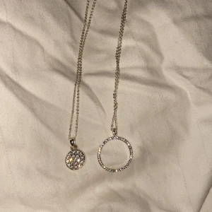Halsband  - Från snö (silver halsband), 30kr för båda plus frakt (22kr) 🎀🎀