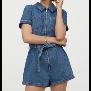 Denim jumpsuit - Oanvänd playsuit från HM i jeans, prislapp kvar, nypris 299 men jag köpte den för 200. Köptes i somras men kom aldrig till användning. Frakt inräknad i priset 