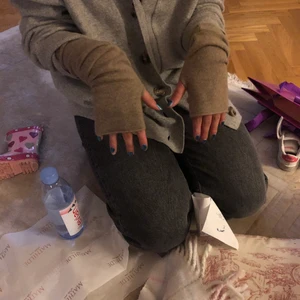 Lisa yang armvärmare - Fingerlösavantar/armvärmare frpn Lisa yang, köpta på Mathilda för 600 i färgen mole (mörkbeige). Har ett litet hål som knappt syns, går säkert att sy igen. Kan också tänka mig byta mot ett par grå!