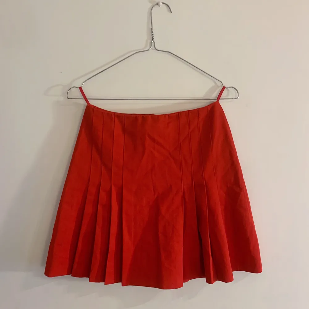 Retro, röd plisserad kjol. Bedömer den som en XS. . Kjolar.