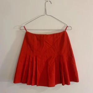Röd Plisserad kjol - Retro, röd plisserad kjol. Bedömer den som en XS. 